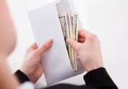 Mujer encuentra $100 en el piso de Walmart con un mensaje de un extraño