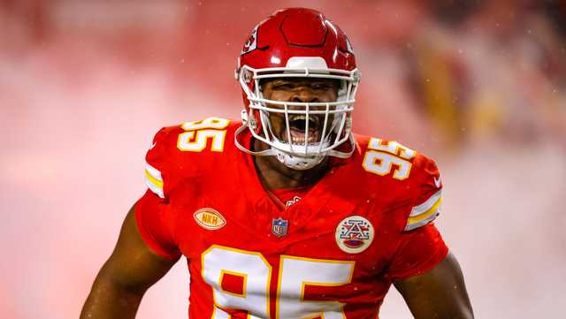 Chris Jones arrives at Arrowhead after aunt’s funeral to play