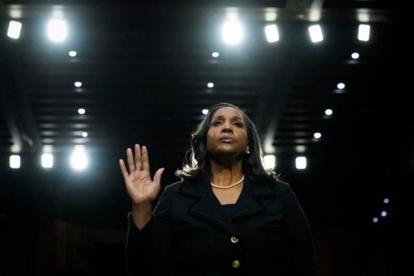 Ex jefes de Fed y Tesoro piden no despedir a Lisa Cook