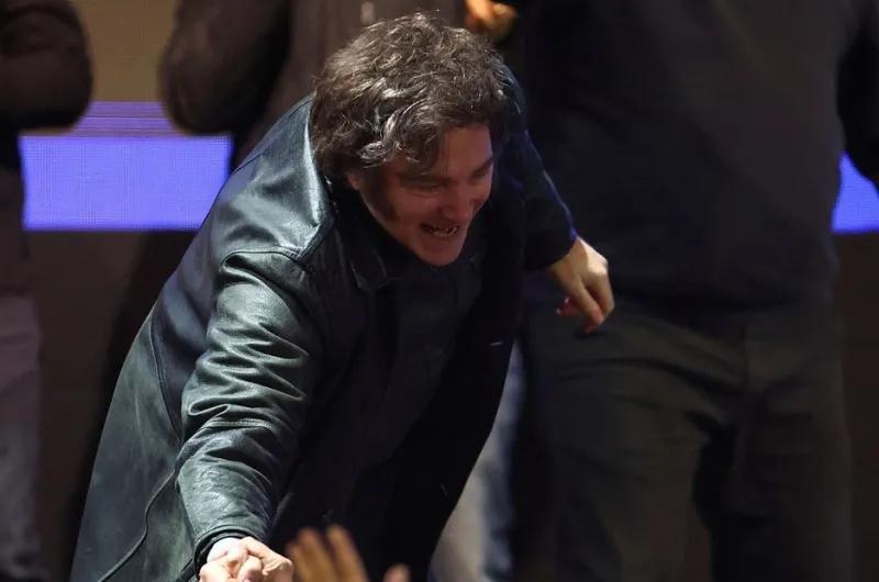 Javier Milei llegó al búnker de La Libertad Avanza para recibir los resultados