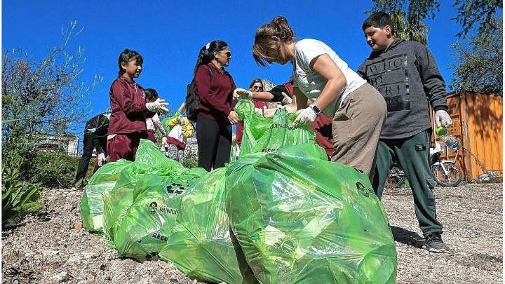 En Paraná se realizó una nueva jornada de limpieza del arroyo La Santiagueña