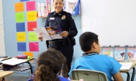 Seguridad Pública lleva programa DARE a escuelas para prevenir drogas y violencia