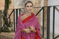 Manuela Villena se convierte en la invitada más elegante de fin de semana con un vestido de firma andaluza para una boda en Sevilla