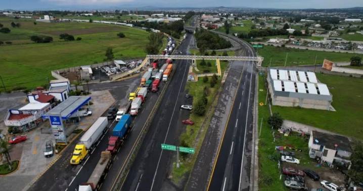 ¡Caos vial! Cierran la México-Puebla por volcadura de pipa de gas