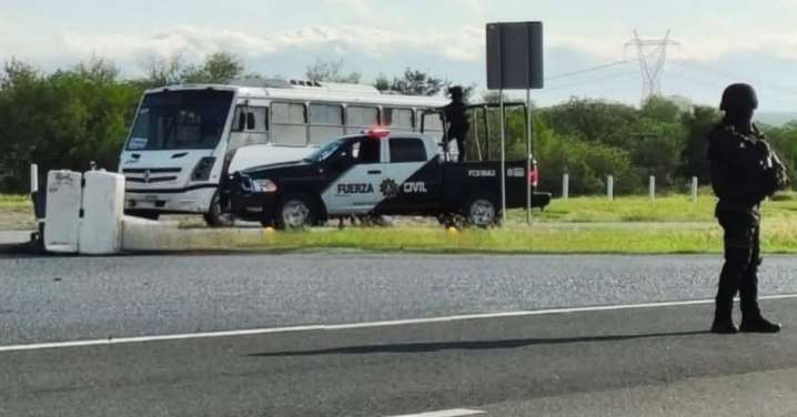 Abandonan restos humanos en una carretera de Cadereyta, Nuevo León