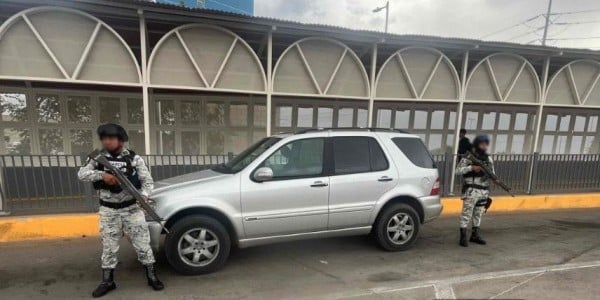 Abandonan camioneta con metanfetamina en el Puente Libre