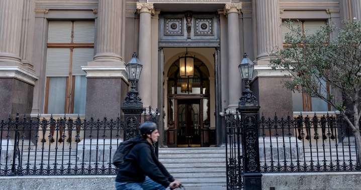 El Gobierno de Milei afloja el corset monetario y analiza cambios en encajes