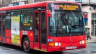 Usar el altavoz del móvil o comer en el bus o el taxi conllevará una multa de 200 euros en A Coruña