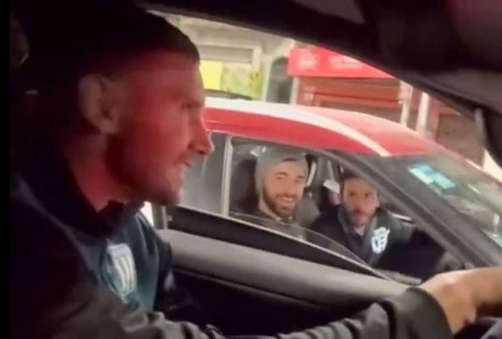 "¡Aguante Racing, loco!". Maravilla Martínez sorprendió a unos hinchas en un semáforo y explotaron las redes sociales