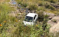 Pierde el control de su automóvil y cae a un arroyo en Las Curvas del Perico