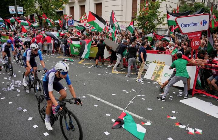 Ministro español pide expulsar a equipo israelí de la Vuelta a España tras protesta