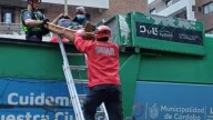 Córdoba: los gritos de un hombre en situación de calle evitaron que muriera aplastado por el camión de basura