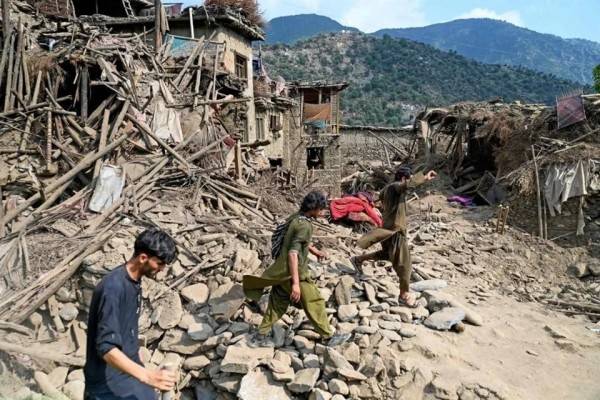 Suman mil 400 muertos por sismo en Afganistán; piden ayuda