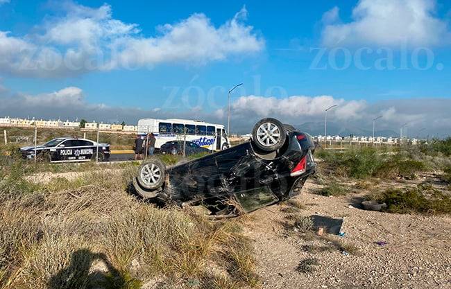 Automóvil derriba malla y vuelca dentro del Aeropuerto Plan de Guadalupe