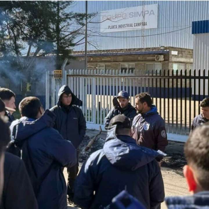 Desde que asumieron Javier Milei y Luis Caputo, cerraron 30 empresas por día