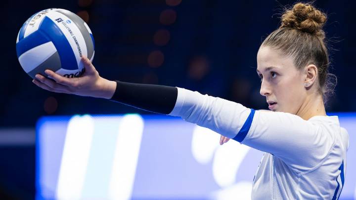 No. 3 Wildcats fall to No. 7 Pittsburgh, DeLeye records 1,000th career kill
