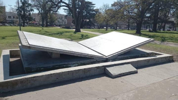 El monumento a Sarmiento constituye un real peligro de accidente
