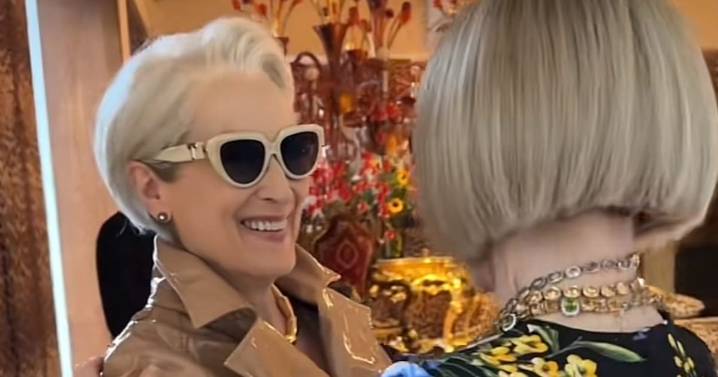 Meryl Streep como Miranda Priestly se cruza con Anna Wintour en la Semana de la Moda de Milán