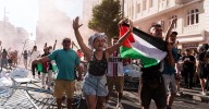 Cambios de recorrido y cargas policiales en la final de la Vuelta ciclista a su paso por Madrid