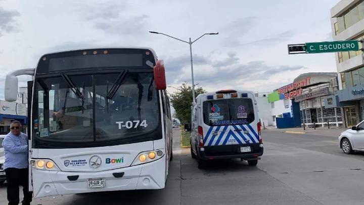 Choca unidad del Bowí con camión de gas en la avenida Universidad