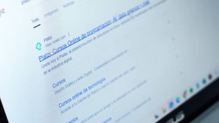 Medellín impulsa el talento digital: hay 400 licencias disponiblespara formación en línea, 200 de ellas son para mujeres