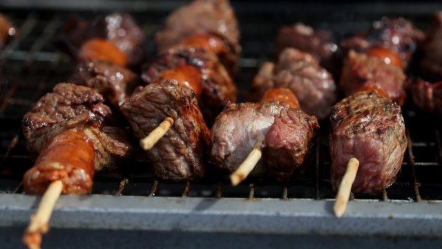 Fondas cerrarán con remates de empanadas, anticuchos y terremotos