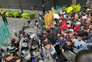 VIDEO: Estudiantes son agredidos por granaderos durante manifestación pacífica en el Palacio Nacional