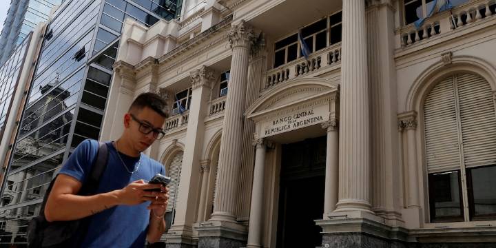 El crédito bancario al sector privado creció solo 0,4% en agosto, la menor suba del último año