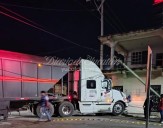 Un tráiler choca contra un edificio en Progreso por evitar colisionar con una patrulla que no respetó el alto