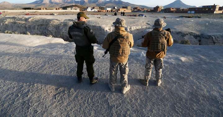 Autoridades de Bolivia intentan repatriar a policías detenidos en la frontera