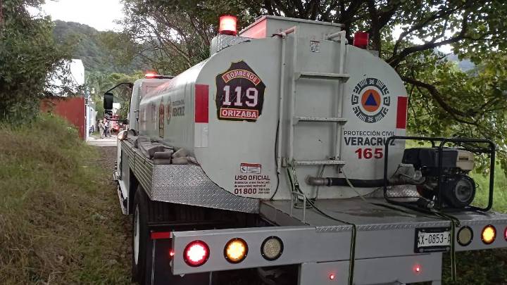 FGE investiga hallazgo de camioneta calcinada en la carretera estatal Zongolica