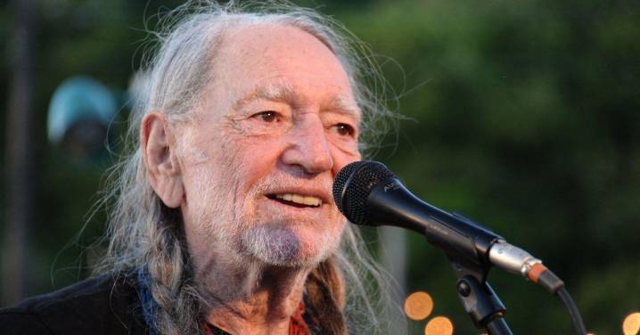 Willie Nelson Forced To Quit Smoking After Serious Medical Issues