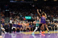Deadspin | Liberty star Breanna Stewart injures knee in playoff win over Mercury