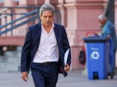 Mientras Caputo acusa a la política, los bonos siguen cayendo
