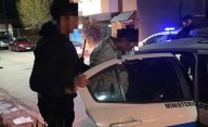 Una pareja descubrió a ladrón que les robaba cosas del auto y lo detuvieron