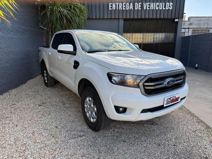 Para trabajar, disfrutar y compartir «Autos Oscar» tiene esta Ford Ranger 3.2 Tdi Dc 4X2 Xls modelo 2022