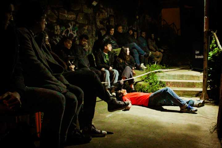 Cuando el individualismo y la apatía nos rondan, no podemos correr la mirada: Sobre Embalaje, la última pieza de Espacio Ané.