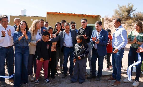 El gobernador encabezó una nueva entrega de viviendas en San Blas de los Sauces