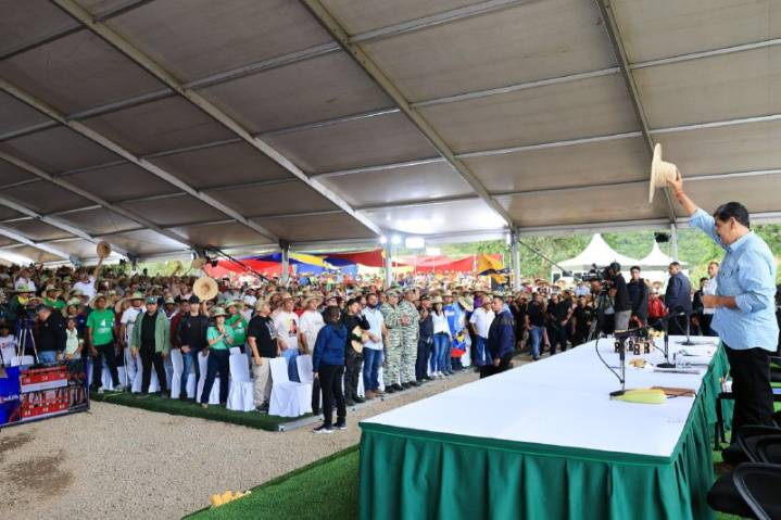 Maduro espera que los campesinos se prepare para "tomar las armas" ante tensiones con EEUU