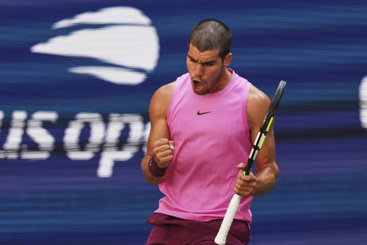 Carlos Alcaraz realiza un golpe espectacular y avanza a Cuartos de Final del US Open