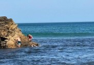 Un ertzaina fuera de servicio salva la vida a un matrimonio en una playa cerca de Santillana del Mar