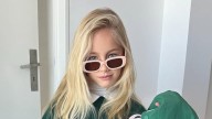 Matilda Salazar posó para su mamá con minilook college y anteojos rosas