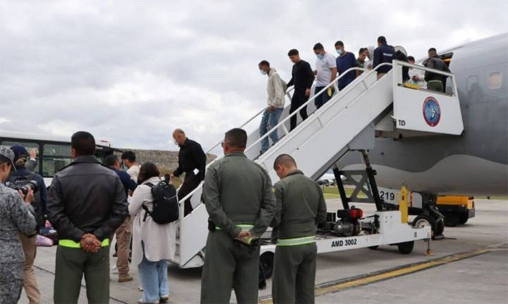 Llega el primer avión con argentinos deportados por el gobierno de Trump