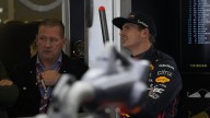 Papá de Max Verstappen llamó “cobarde” al padre de Checo Pérez