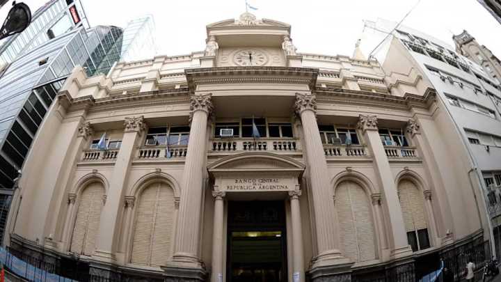 El Banco Central vendió u$s379 millones para contener la presión en el dólar oficial