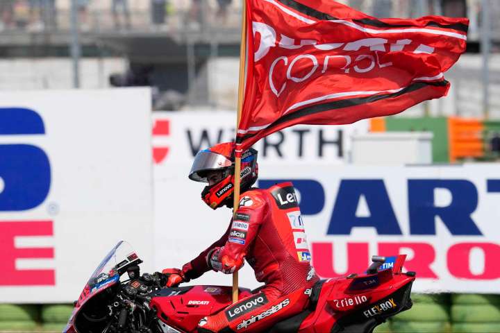 Marc Márquez se recupera de su error del sábado con una nueva victoria