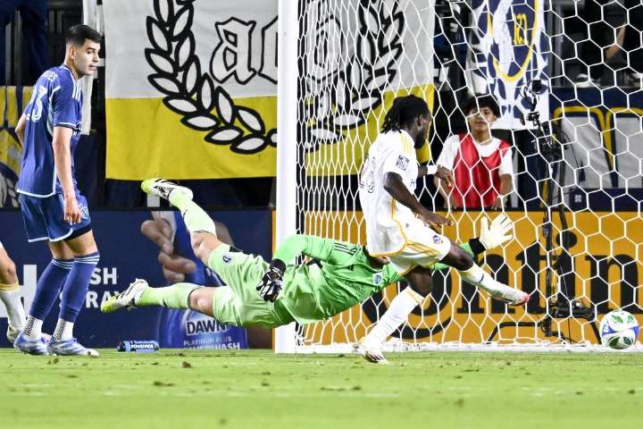 Deadspin | Joseph Paintsil's hat trick propels Galaxy past Sporting Kansas City