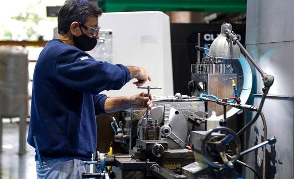 Industria en estado crítico: cayó 2,3% en julio, la segunda baja más profunda de 2025