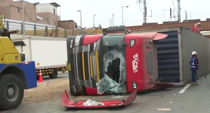 Camión se volcó en tramo de vía Línea Amarilla en Caquetá