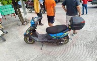 Choque entre motoneta y automóvil deja una joven lesionada frente al campo Guadiana